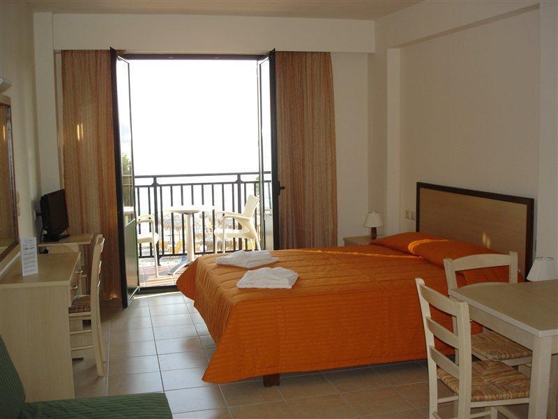 Margarita Beach Hotel Agia Marina المظهر الخارجي الصورة